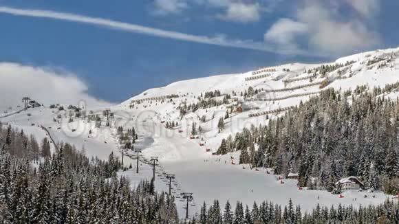 奥地利阿尔卑斯山滑雪胜地视频的预览图