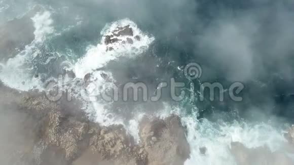 雾在落基加利福尼亚海岸漂流视频的预览图