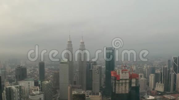阴天时可鸟瞰吉隆坡城市天际线视频的预览图