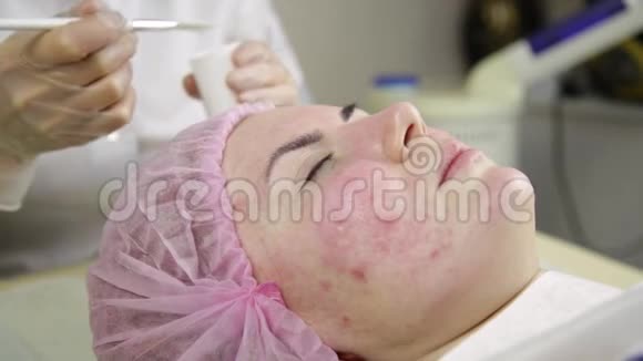 女性接受美容药物治疗用口罩清洁面部皮肤视频的预览图