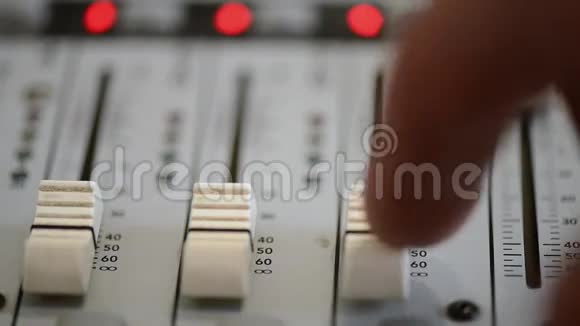 用类似的声音混合器工作专业音频混合控制台收音机和电视广播视频的预览图