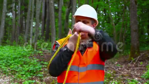 森林里的伐木工人用绳子视频的预览图
