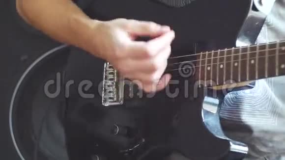 吉他手在家中演奏电吉他视频的预览图