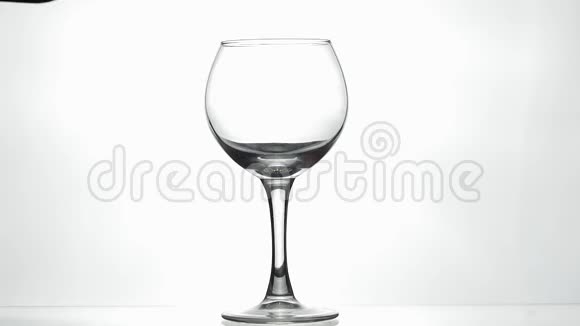 玫瑰酒红酒倒在白色背景上的酒杯里慢动作视频的预览图