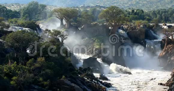 纳米比亚库内河上的埃普帕瀑布视频的预览图