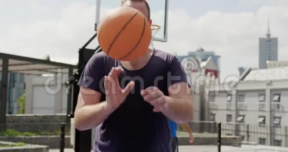 篮球运动员站在篮球4k视频的预览图