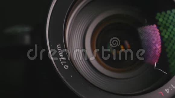摄像机镜头显示变焦和眩光转向特写视频的预览图