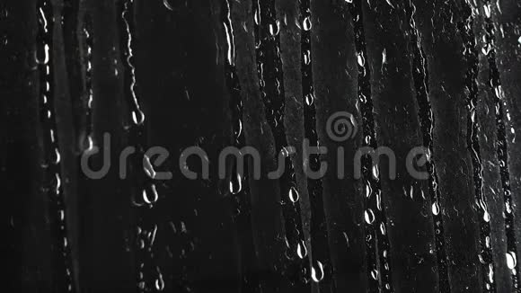 在黑窗上滚动水滴视频的预览图