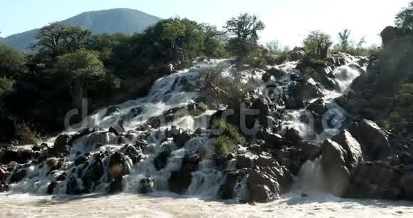 纳米比亚库内河上的埃普帕瀑布视频的预览图