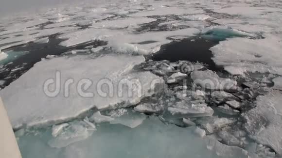 破冰船破冰前进视频的预览图