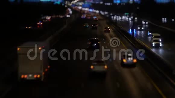 夜间交通道路上的汽车视频的预览图