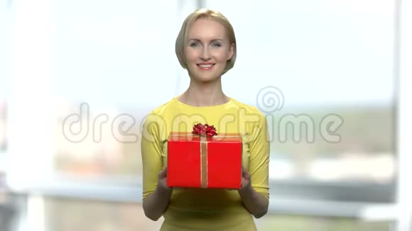 微笑的女孩拿着礼品盒视频的预览图
