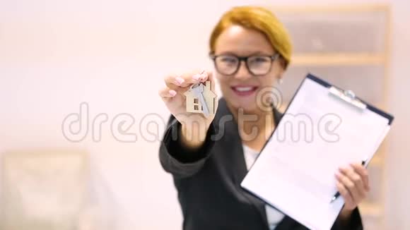 持有公寓或公寓钥匙的房地产经纪人视频的预览图