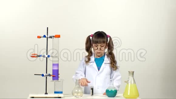 穿着制服扎着两条马尾辫的小化学家视频的预览图