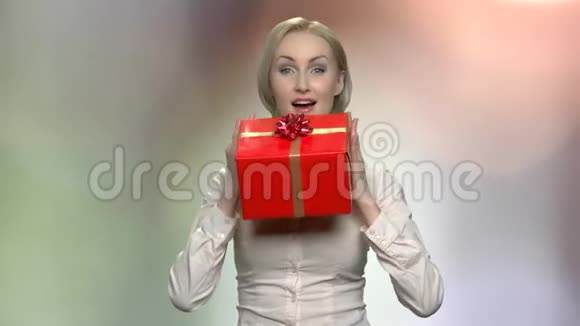 开朗的商务女性带礼盒视频的预览图