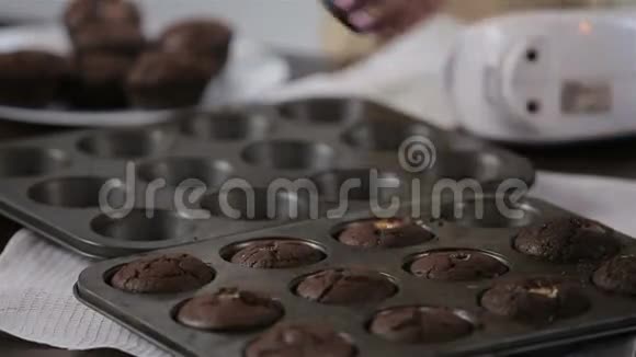 用巧克力做纸杯蛋糕视频的预览图