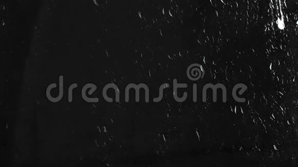 在黑色背景上滚动水滴视频的预览图