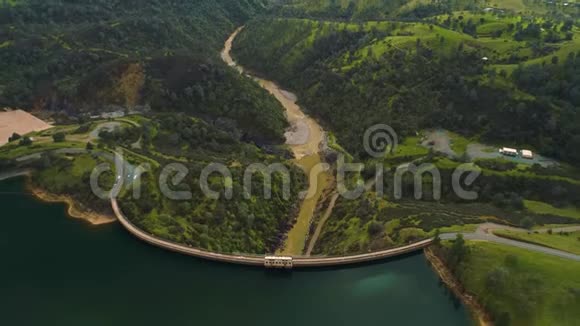 鸟瞰大坝在一个乡村的草地上活的股票山湖电力公司视频的预览图