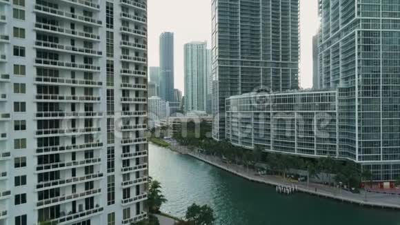迈阿密空中观景大楼船迈阿密河布里克尔和唐城视频的预览图