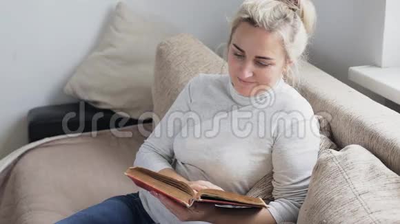 女人在看书视频的预览图
