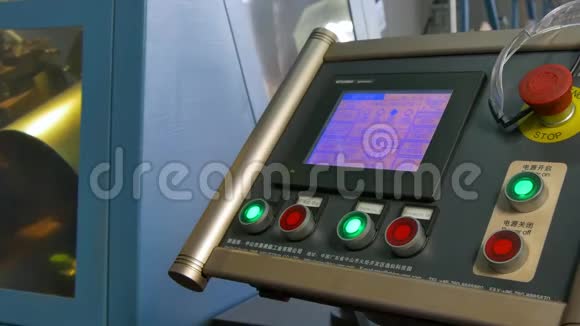 工厂工业数控机床控制面板视频的预览图