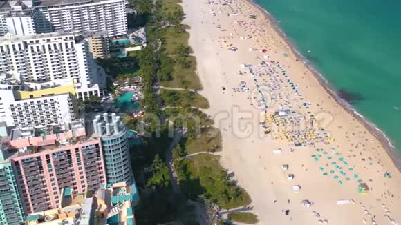 迈阿密佛罗里达州美国2019年5月空中无人机全景飞行迈阿密海滩南海滩沙子和大海从上面视频的预览图