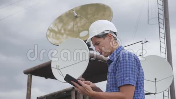 电信互联网连接概念行业生产站概念电视台工人工程师视频的预览图