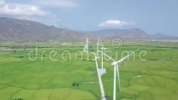 风力涡轮机在风能站无人机视图替代自然源生态涵养风力发电机视频的预览图