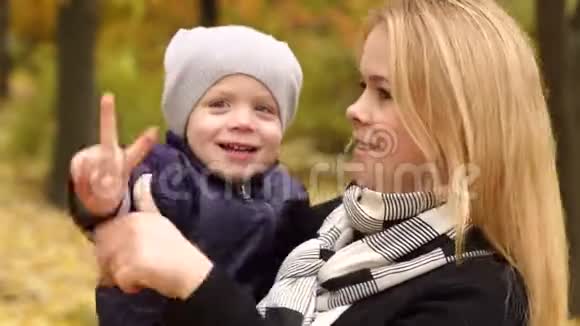 秋天公园的母亲和儿子的肖像视频的预览图