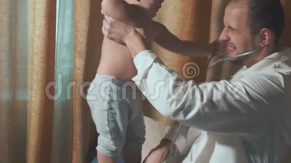 医生在家看望婴儿病人有听诊器的宝贝快乐视频的预览图