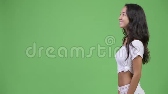 年轻美丽的多民族妇女微笑概况视频的预览图