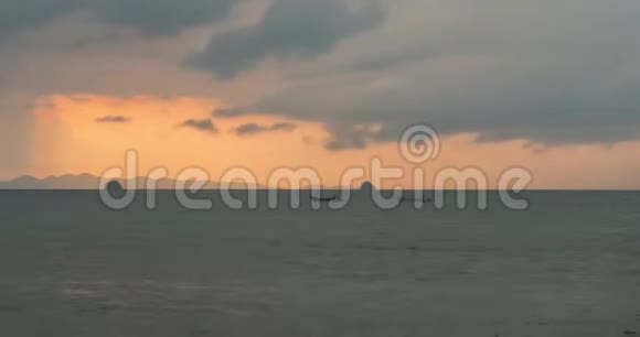 日落时海面或海洋上光线的时间流逝热带夏季炎热天气全景运动视频的预览图