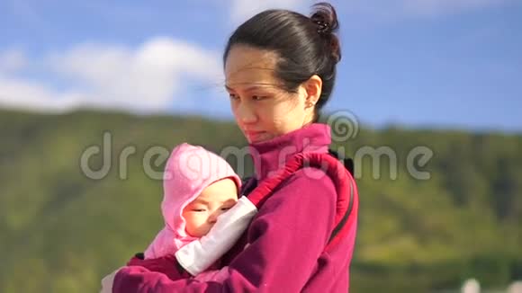 亚洲母亲和婴儿在户外的慢动作视频的预览图