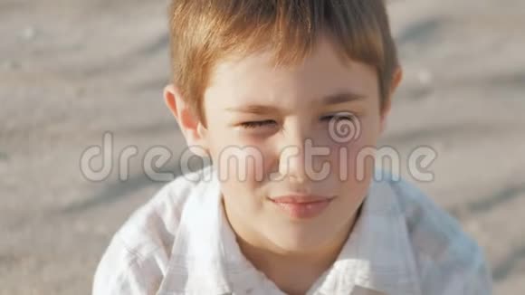 夏天海滩上男孩的肖像视频的预览图