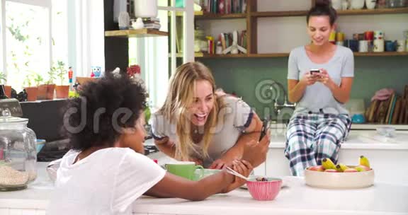 女性朋友在检查手机时做早餐视频的预览图