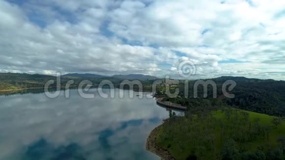 鸟瞰大坝在一个乡村的草地上活的股票山湖电力公司视频的预览图