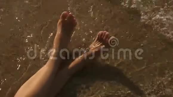 海边的女性腿视频的预览图