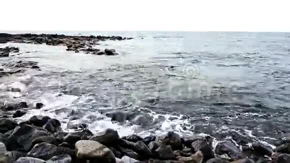 海浪在海岸或海岸的石头上视频的预览图