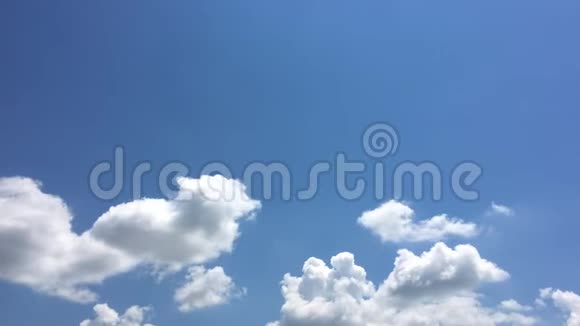 云天蓝色背景蓝天白云视频的预览图