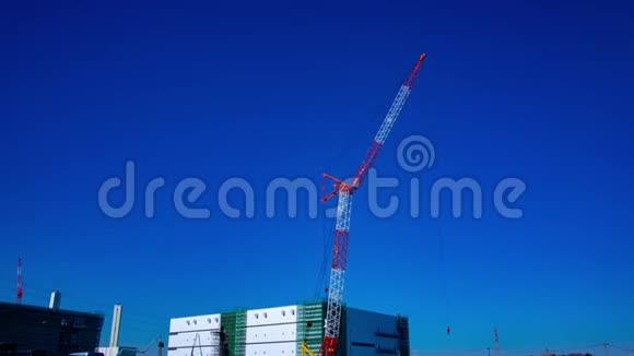 一段时间后起重机在蓝天后面在施工中的宽镜头视频的预览图
