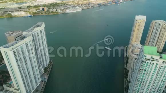 迈阿密空中观景楼船迈阿密河布里克尔镇视频的预览图