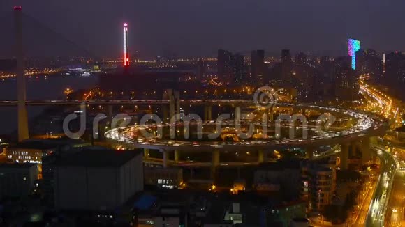 夜间上海立交桥上的时间推移交通灯迹和车辆视频的预览图