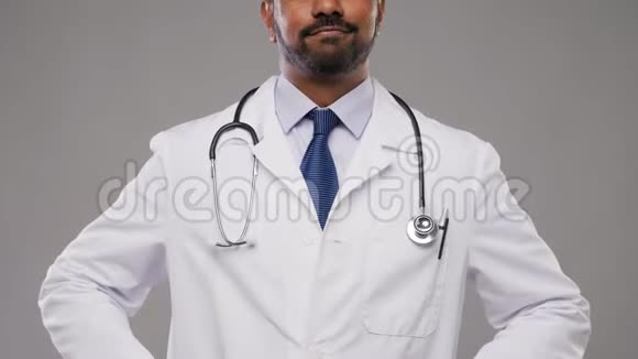 用听诊器微笑的印度男医生视频的预览图