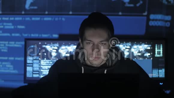 GeekHacker程序员在电脑安全中心工作里面有很多显示屏视频的预览图