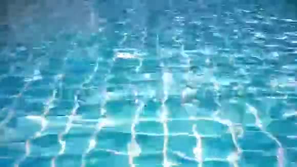 清澈的蓝色游泳池靠近热带地区视频的预览图