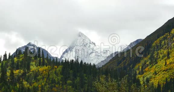 西藏积雪覆盖的大山上有4k片时移云团视频的预览图