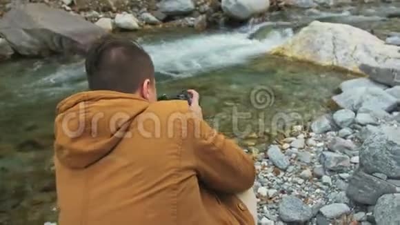 游客在森林中乘山河拍摄风景人拍摄如画的景色他拍照和拍照视频的预览图