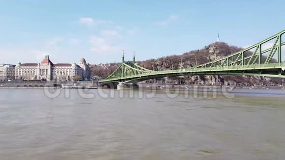 匈牙利布达佩斯自由桥或自由桥Szabadsag用匈牙利语隐藏视频的预览图
