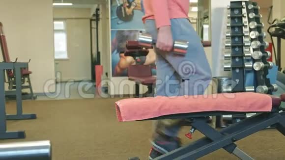 在健身室用哑铃做长凳按压的人视频的预览图