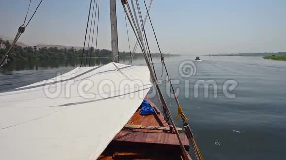 从豪华游轮俯瞰埃及尼罗河视频的预览图